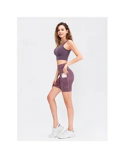 Detail van hoge taille yogashort met zijzak en een subtiel marmeren patroon