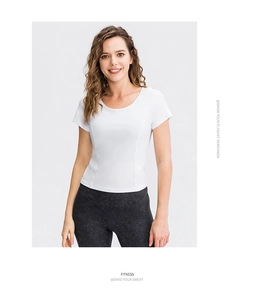 Dettaglio della maglietta sportiva bianca slim-fit in tessuto elastico traspirante