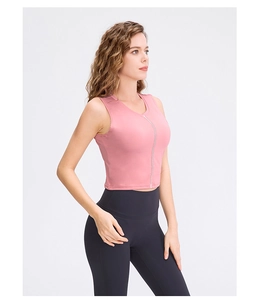 Detailansicht des rosa Fitness-Tops mit Reißverschluss und schmaler Passform für Damen