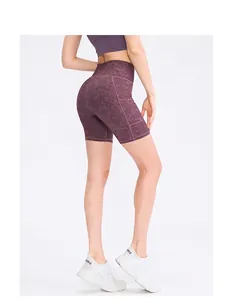 Macro-opname van de yoga shorts met marmerprint, hoge taille en handige zijzak