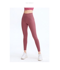 Détail d'un pantalon de yoga rose taille haute avec poches latérales et effet push-up