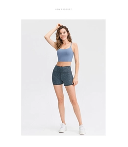 Détail du short de yoga taille haute imprimé avec finition sans couture et brassière