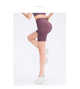 Detailoverzicht van de donkerpaarse yoga shorts met marmerprint en hoge taille pasvorm