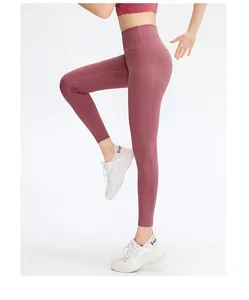 Détail du legging de yoga taille haute rose poudré avec poches latérales pratiques