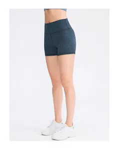 Détail du short de yoga taille haute avec imprimé marbre et ceinture large gainante