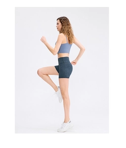 Vue latérale dynamique du short de yoga à motif marbre et du haut de sport bleu ajusté
