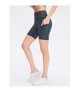 Detailopname van yoga shorts met luipaardprint, zijzakken en een hoge tailleband