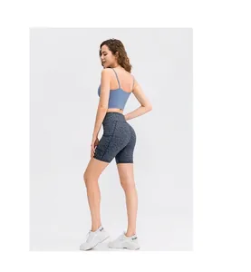 Dames sportset met lichtblauwe tanktop en yogashort met grijze luipaardprint details