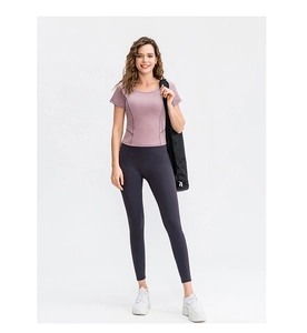 Dettaglio top sportivo lilla da donna e leggings a vita alta grigio antracite elasticizzati