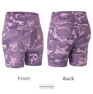 Vues détaillées avant et arrière du short de yoga taille haute camouflage magenta