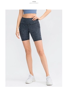 Detail van de yoga-shorts met luipaardprint, hoge taille en handige zijzakken