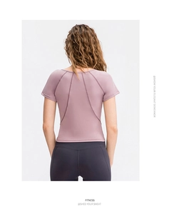 Dettaglio della maglia sportiva lavanda con cuciture ergonomiche sulla schiena