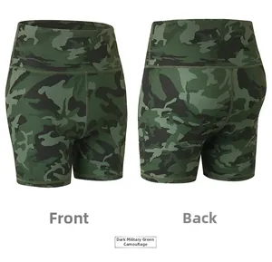 Vues avant et arrière du short de yoga taille haute avec motif camouflage vert armée foncé
