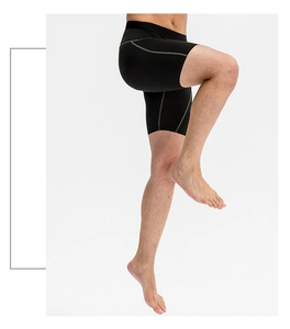 Détail du short de compression pour homme avec coutures grises et tissu élastique