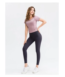 Top yoga lilla aderente a maniche corte e leggings neri a vita alta per lo sport