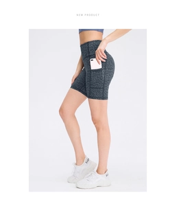 Detail van de high-waisted yoga short met luipaardprint en handige zijzak voor telefoon