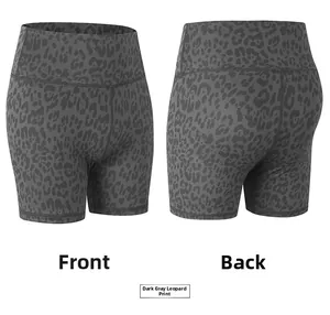 Vues avant et arrière du short de yoga taille haute à imprimé léopard en gris foncé