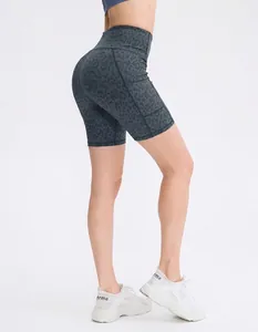 Detail van de high-waisted yoga short met luipaardprint en zijzakken voor dames