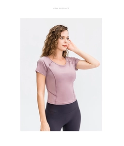 Dettaglio del top da yoga viola con scollo a U e cuciture delle maniche raglan sport