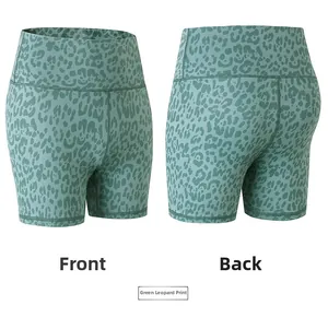 Vue avant et arrière du short de yoga imprimé léopard vert à taille haute pour femme