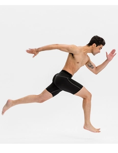 Détail du short de compression noir pour hommes montrant le tissu élastique à séchage rapide
