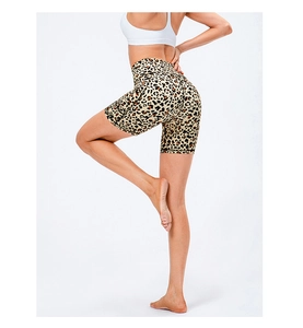 Gedetailleerd achteraanzicht van luipaardprint yoga biker shorts met hoge taille