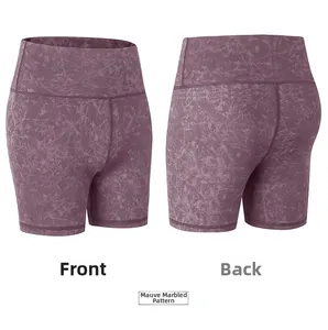 Vue avant et arrière du short de yoga taille haute à motif violet et tissu élastique