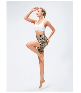 Detailopname van de luipaardprint en stretchstof van de high waist yoga short voor dames