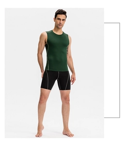 Gros plan sur débardeur de compression vert et short de sport noir avec coutures souples