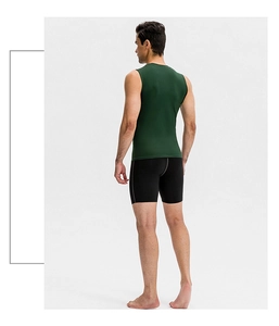 Vue arrière de l'ensemble de fitness homme avec débardeur vert et short de sport noir