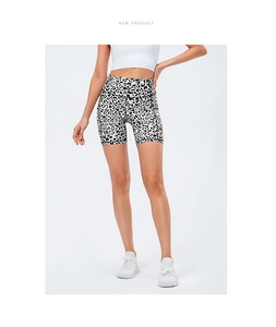 Detail van de high waisted yoga shorts met luipaardprint en handige zijzakken