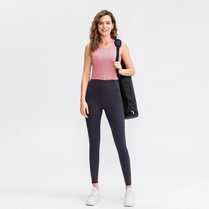 Damen Fitness-Set mit rosa Tanktop und grauen Leggings für Yoga, Sport und Lauftraining