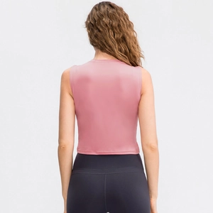 Rosa kurzes Racerback-Fitness-Top für Damen in der Rückansicht am Model gezeigt