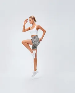 Dynamisch zicht op yoga-shorts met luipaardprint en hoge taille en witte sport-beha