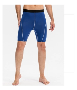 Détail du short de compression bleu pour hommes avec des coutures blanches renforcées