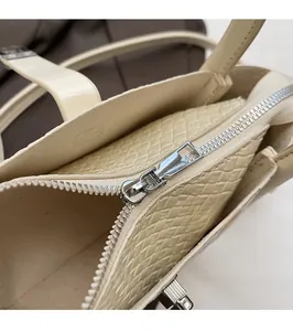 Détail macro du zip métallique et de la texture tissée intérieure du sac seau beige