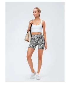 Detail van de yoga shorts met luipaardprint, zijzakken en een hoge elastische taille