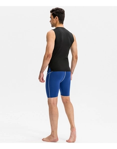 Gros plan du short de compression bleu pour hommes avec coutures grises pour le fitness