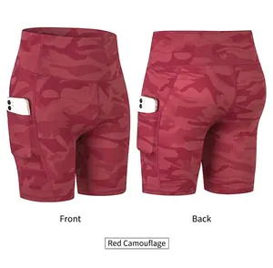 Voor- en achteraanzicht van rode camo yoga shorts met hoge taille en zijzakken