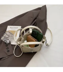 Détail intérieur du sac seau crème montrant sa grande capacité et sa fermeture éclair