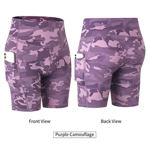 Voor- en achteraanzicht van de yoga shorts met hoge taille in paarse camouflage met zakken