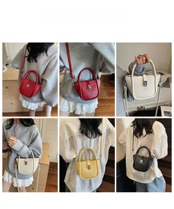 Vue détaillée des mini sacs seaux tressés avec fermoirs rotatifs et poignées circulaires