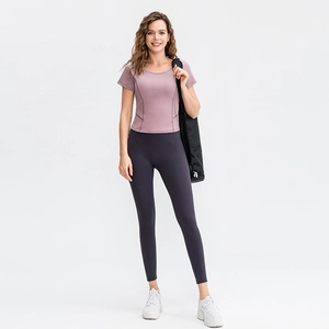 T-shirt fitness aderente traspirante rosa fumo da donna con leggings yoga alti
