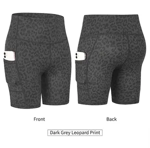 Detail van hoge taille yoga shorts met luipaardprint en zakken voor smartphone