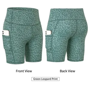 Detailweergave van groene yoga shorts met luipaardprint en handige zijzakken voor mobiel