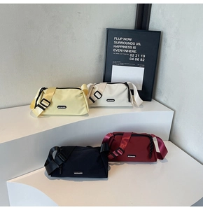 Quatre sacs à bandoulière en nylon de différentes couleurs avec des sangles larges