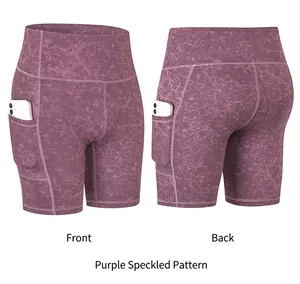 Detail van de yoga short met hoge taille, telefoonvak en paars gemêleerde print