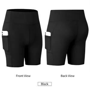 Detail van de zijzakken en de hoge tailleband op de zwarte yoga korte broek