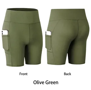 Gedetailleerde voor- en achterkant van olijfgroene yoga shorts met hoge taille en zakken