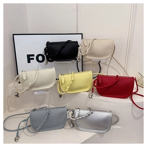 Sacs selle en plusieurs couleurs avec bandoulières tressées et pendentifs en cœur